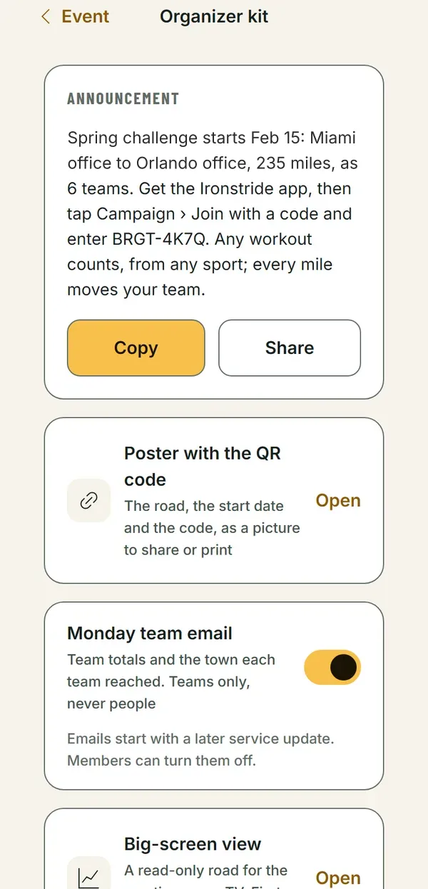 The organizer kit in the app: a ready announcement with the join code, a poster with a QR code, a big-screen view and a recap at the finish.